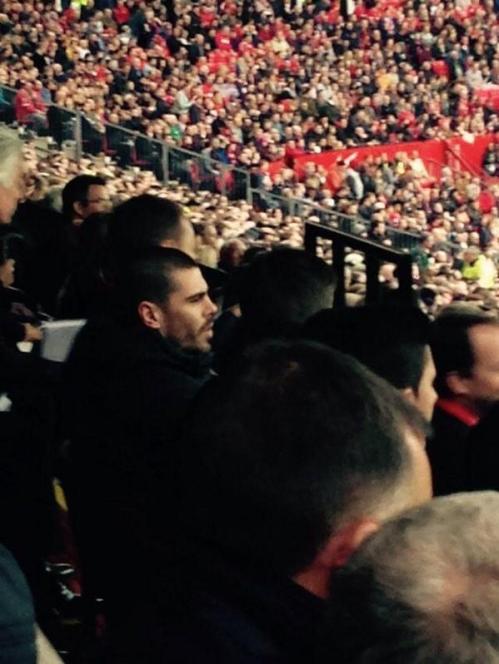 Victor Valdés presenciando un partido del Manchester United en Old Trafford. Fuente: @polgustems
